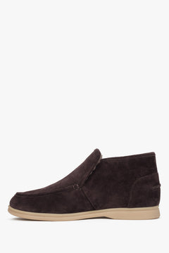 Minimalist women’s dark brown loafers featuring a soft heel counter and clean silhouette.