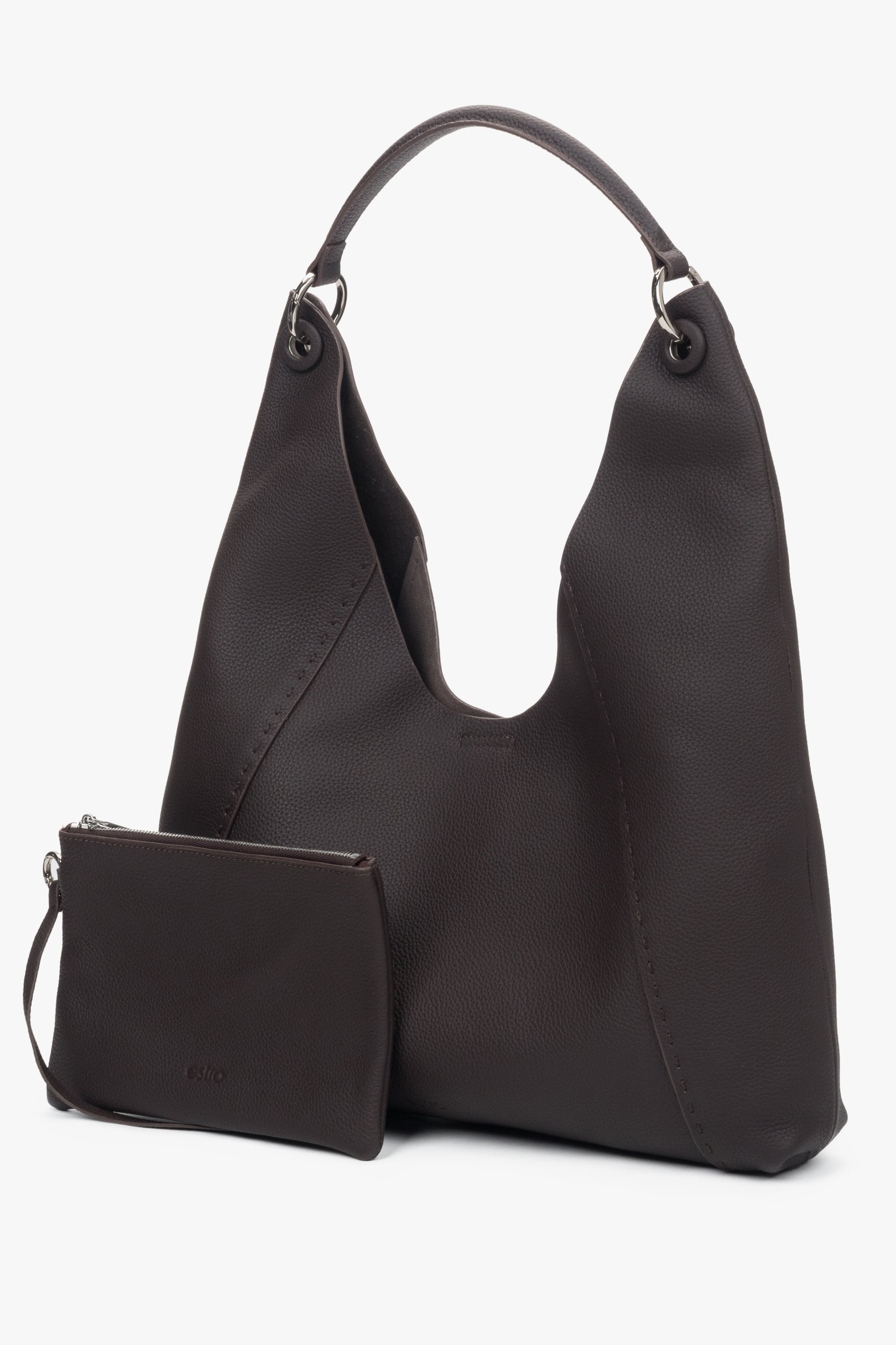Women’s dark brown hobo bag in leather with two compartments and removable cosmetic pouch.