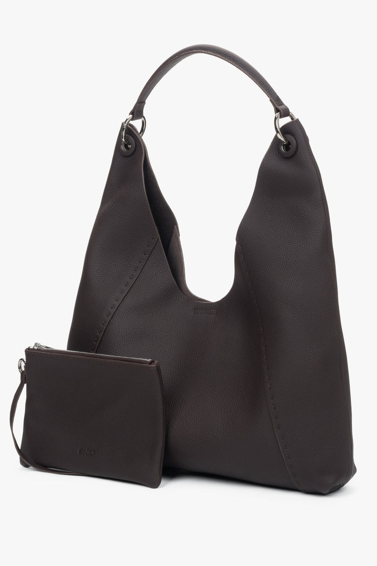 Women’s dark brown hobo bag in leather with two compartments and removable cosmetic pouch.
