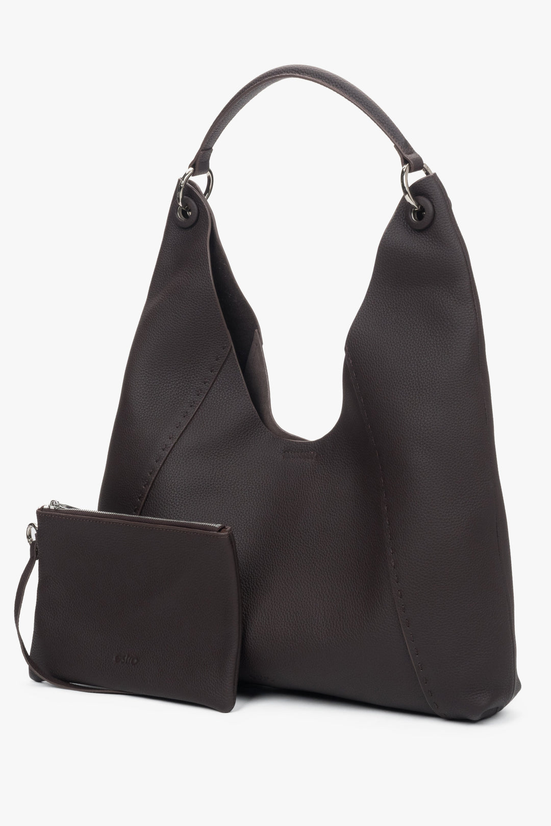 Women’s dark brown hobo bag in leather with two compartments and removable cosmetic pouch.
