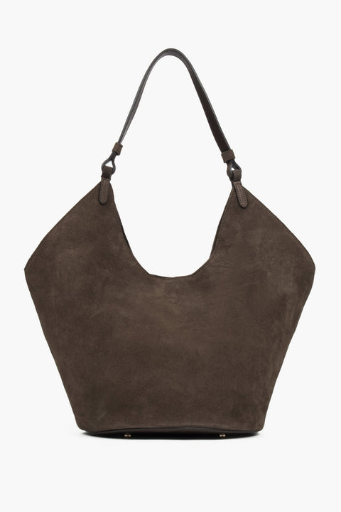 Sleek and spacious, this Estro hobo bag in rich brown velour combines luxury material with practical design, perfect for daily wear.