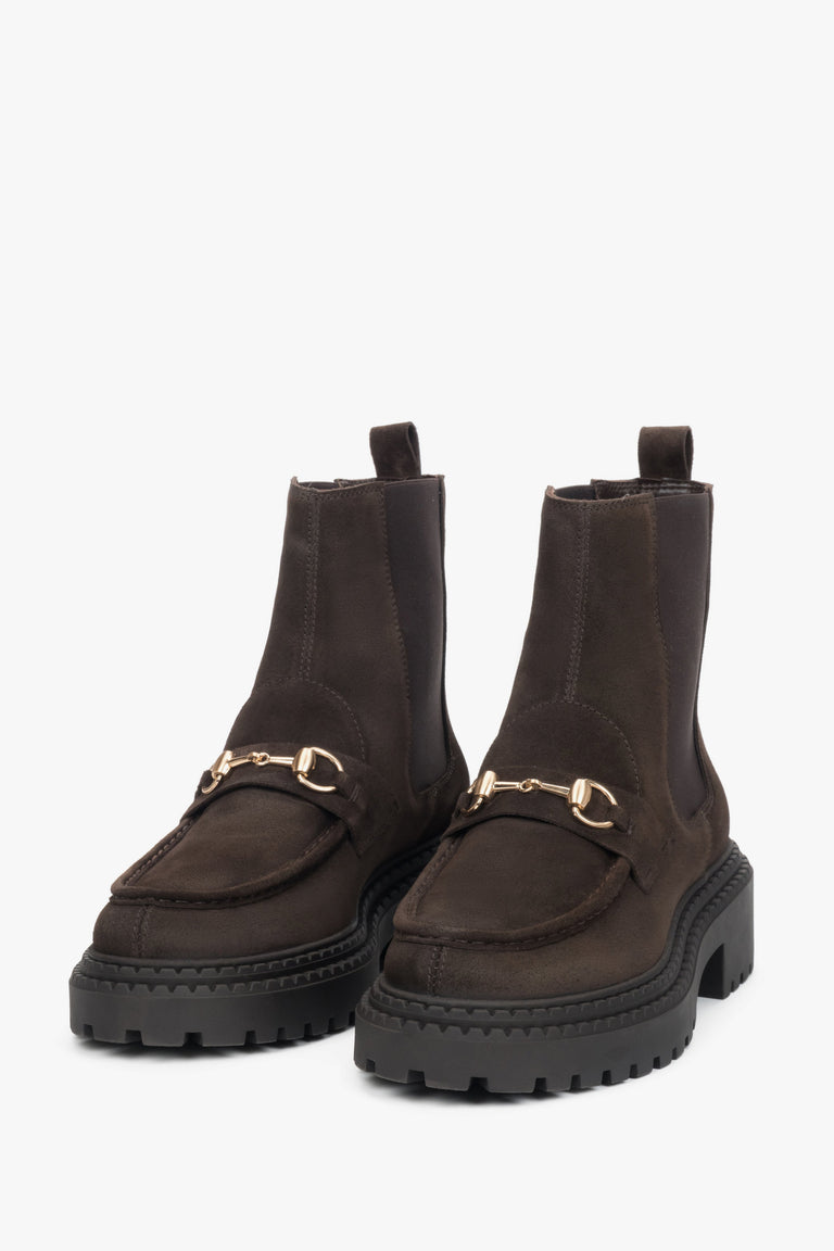 A closer look at the refined gold buckle detail that elevates the classic silhouette.