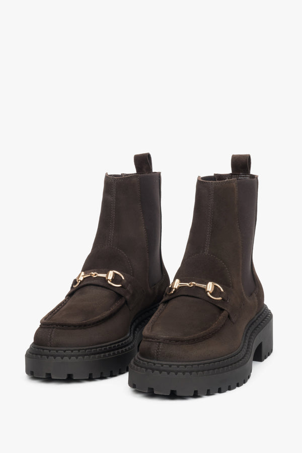 A closer look at the refined gold buckle detail that elevates the classic silhouette.