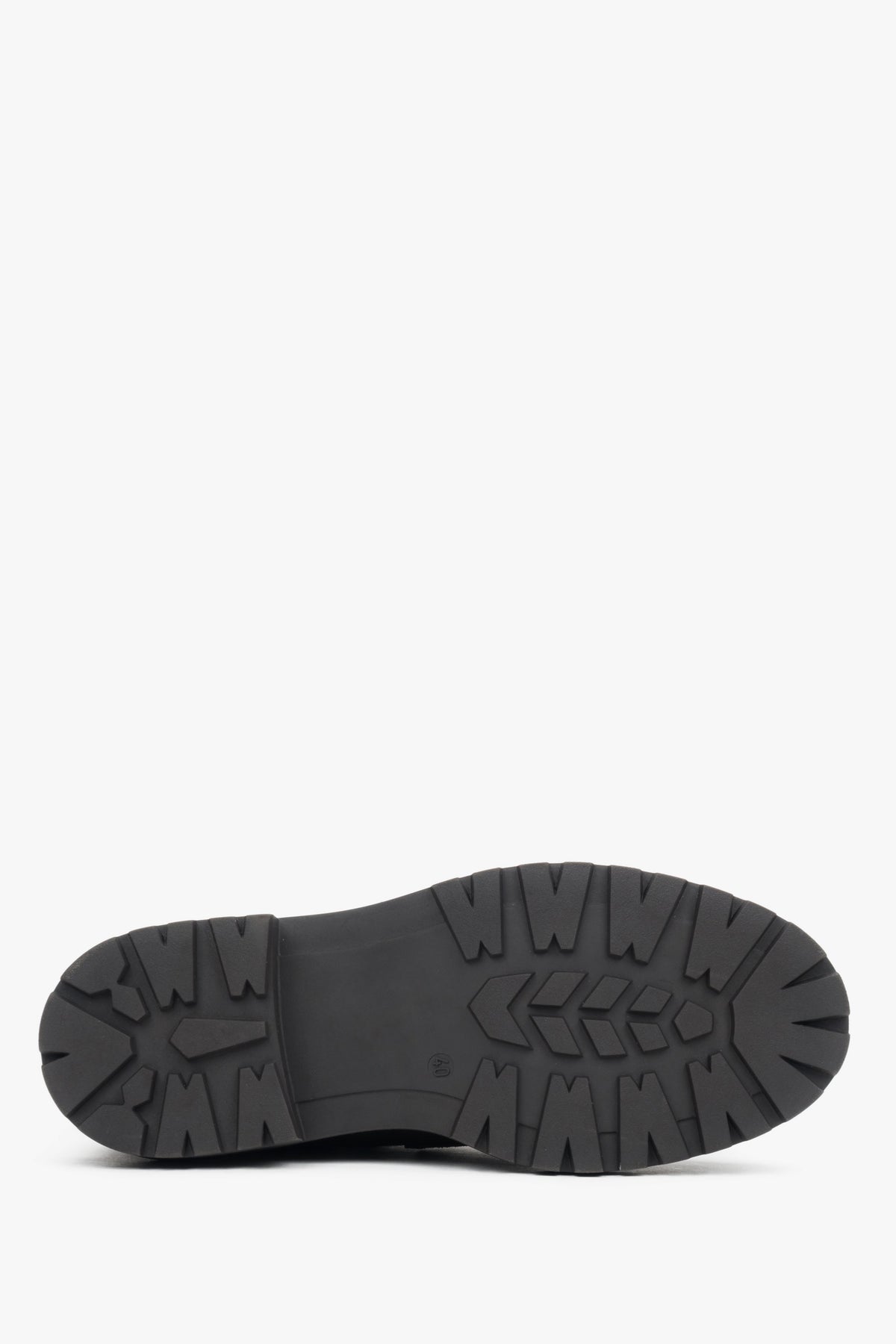 Flexible elastic inserts ensure an easy slip-on fit and perfect ankle support.