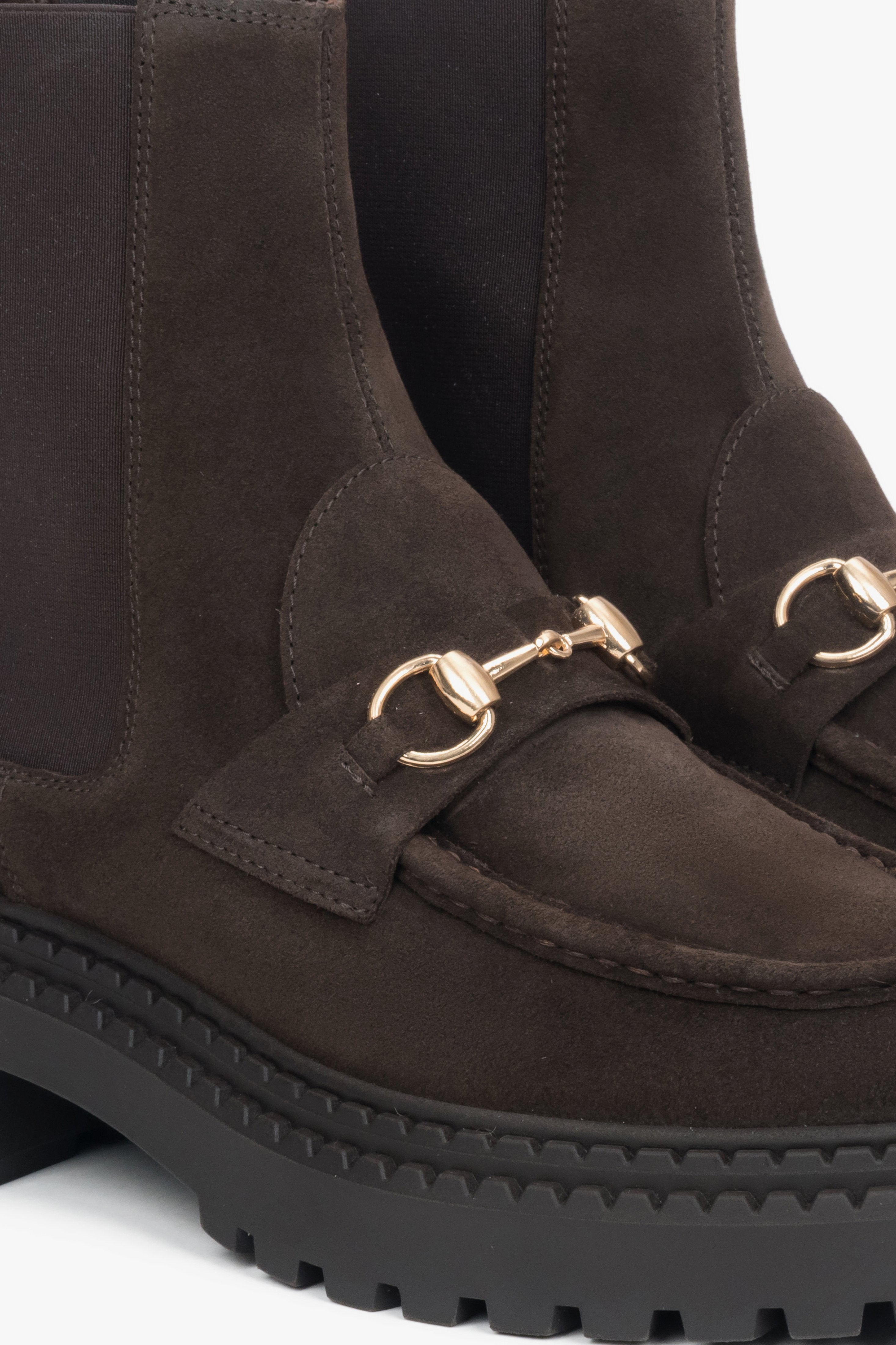 A statement piece for modern women — elegant, versatile, and unmistakably Estro.