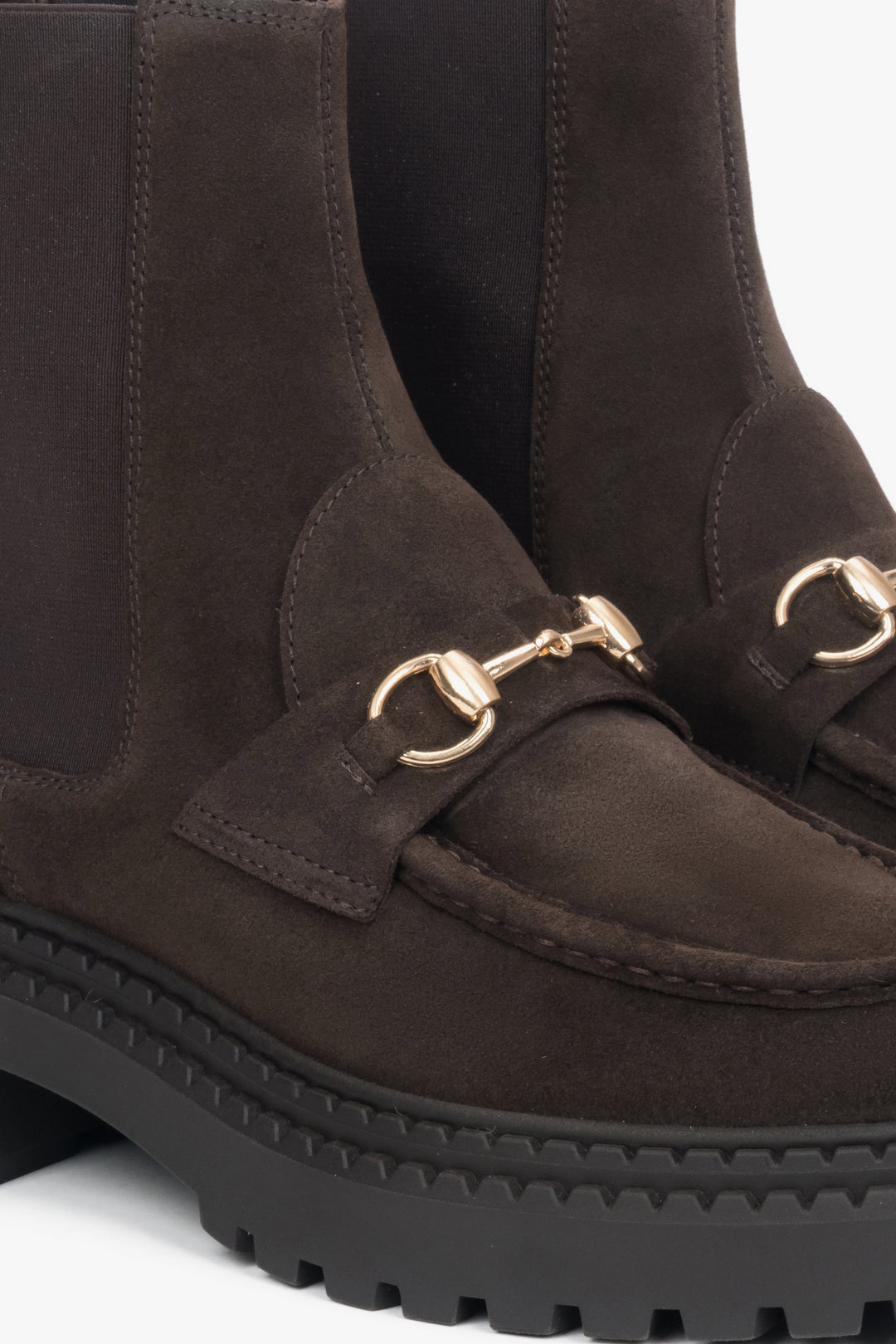 A statement piece for modern women — elegant, versatile, and unmistakably Estro.