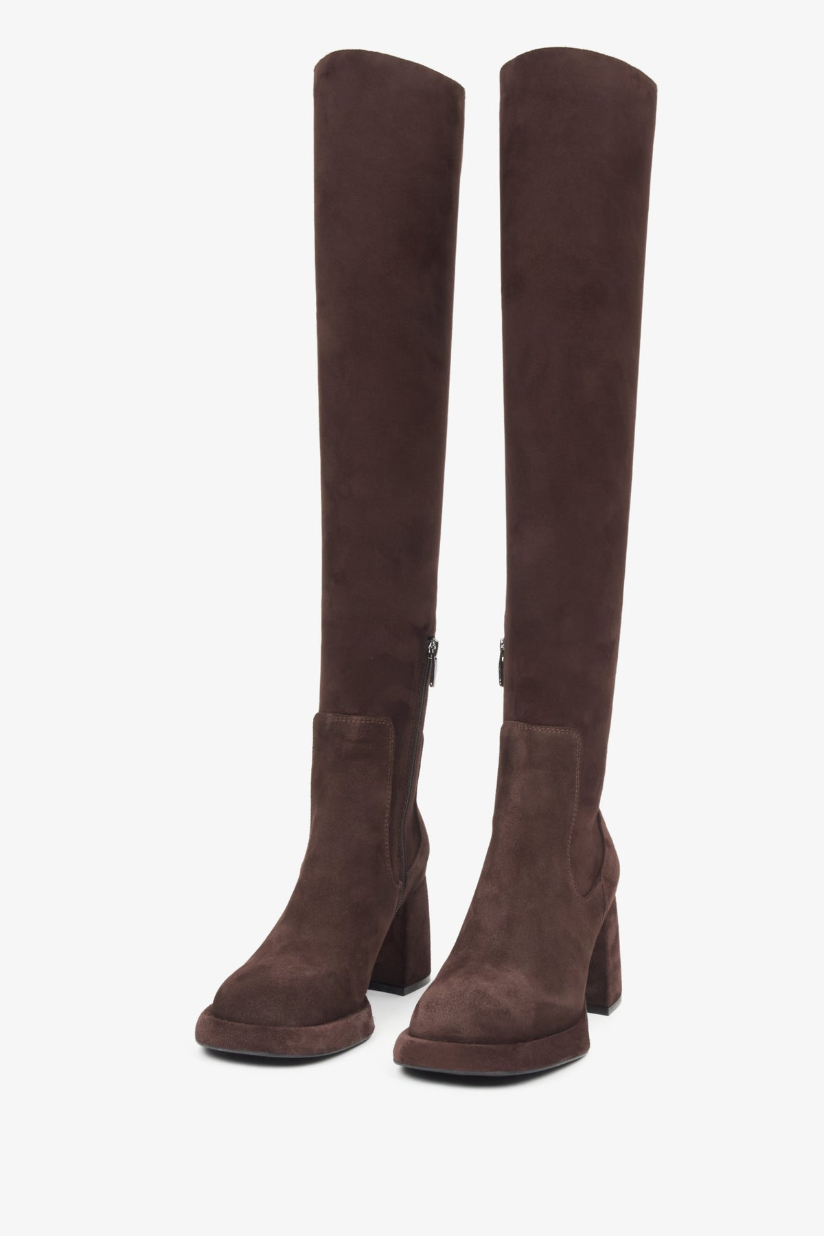 A timeless silhouette with a sturdy square heel that ensures comfort and style in every step.