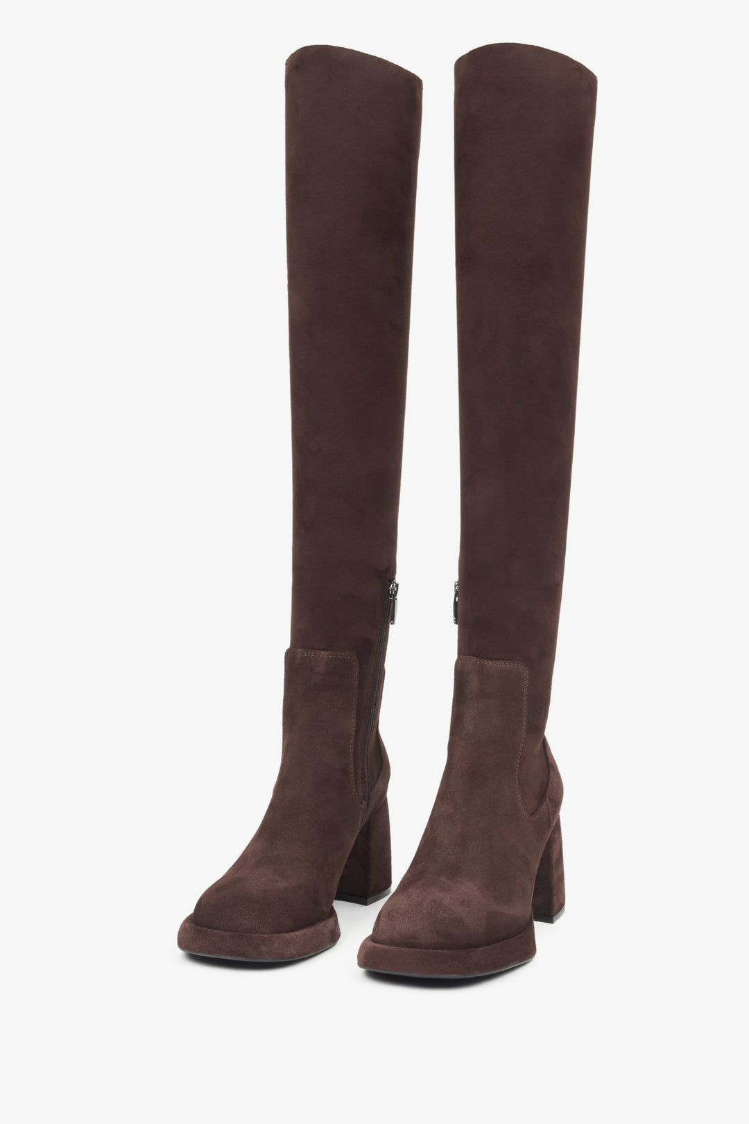 A timeless silhouette with a sturdy square heel that ensures comfort and style in every step.