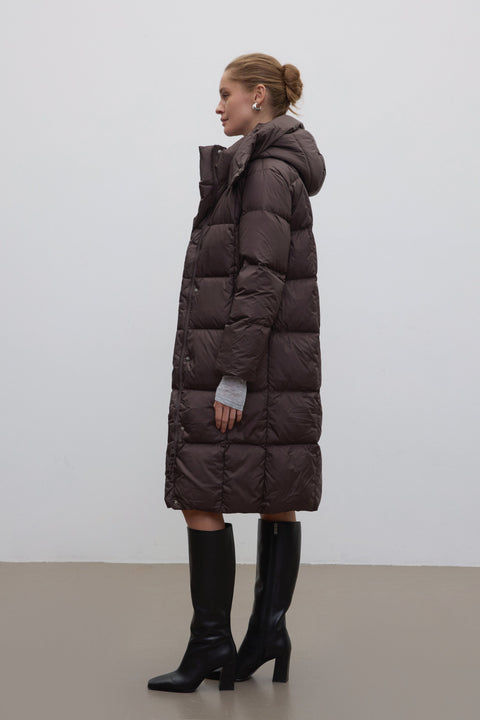 Dark brown women’s winter jacket by Estro, knee length, filled with goose down.