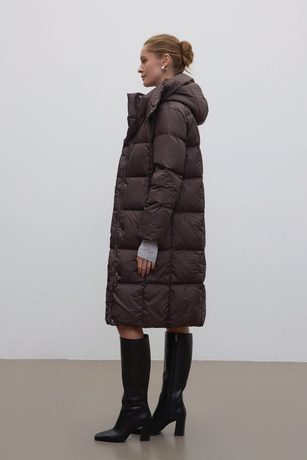 Dark brown women’s winter jacket by Estro, knee length, filled with goose down.