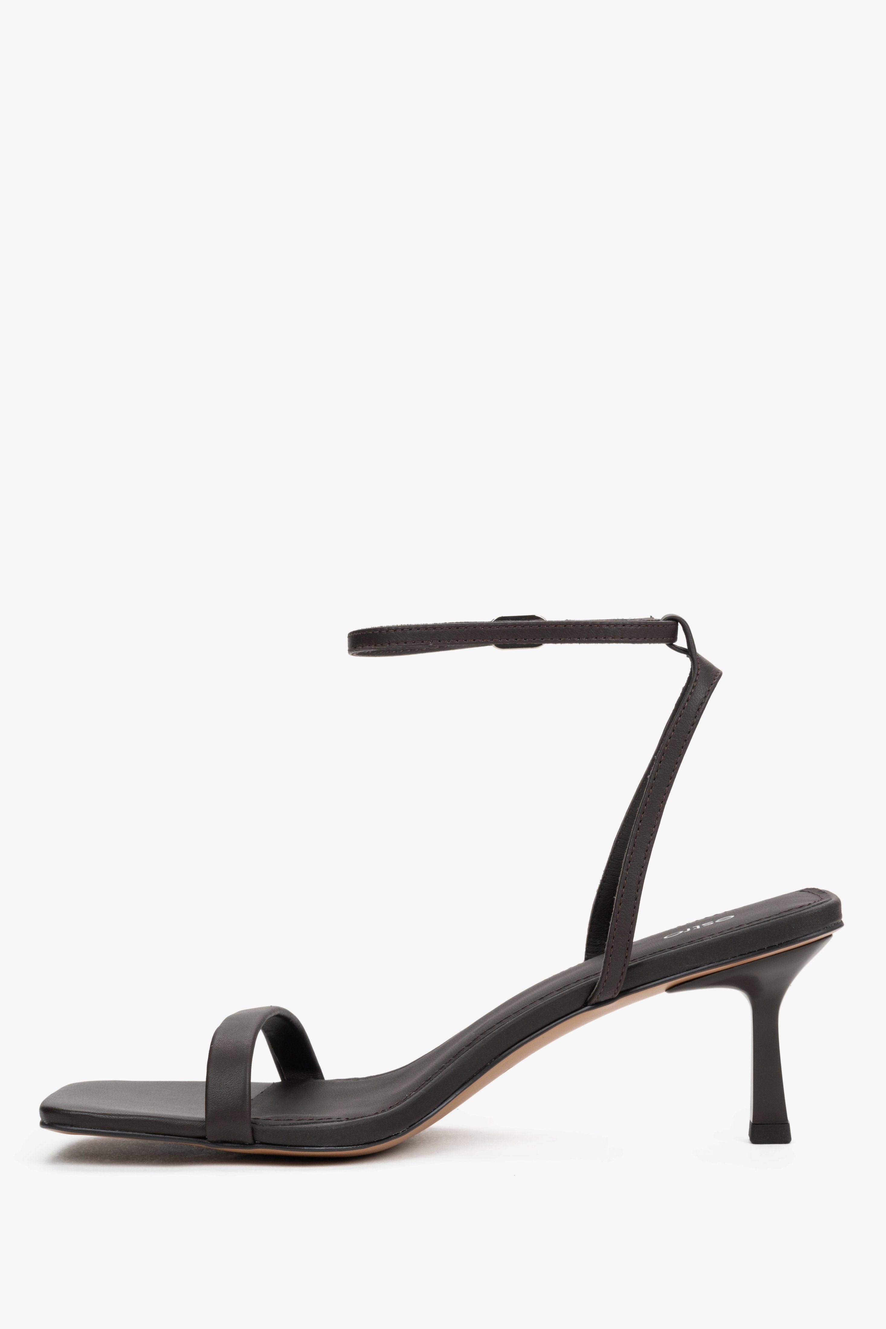 Women's brown leather sandals with square toe and buckle fastening