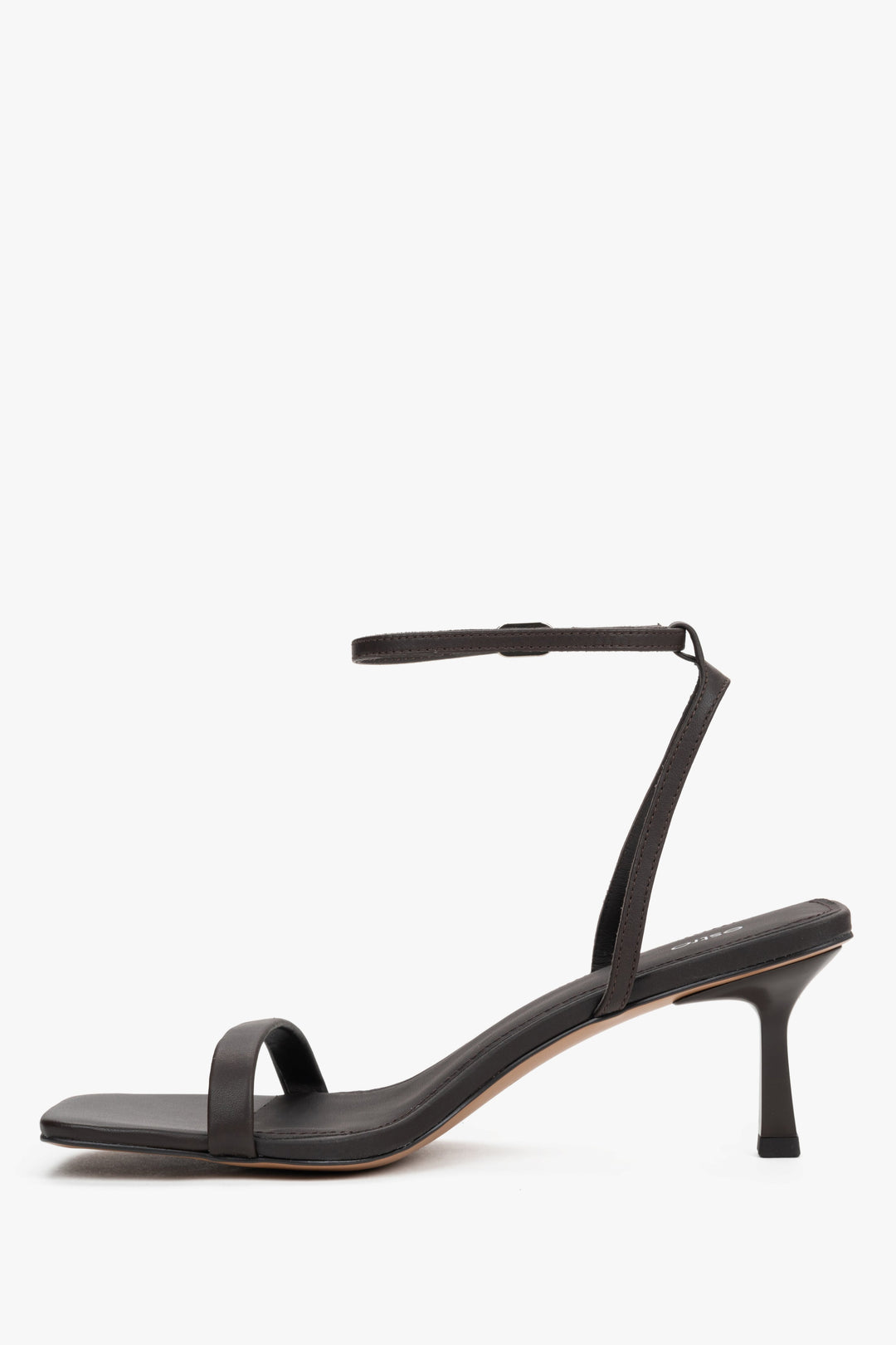Women's brown leather sandals with square toe and buckle fastening