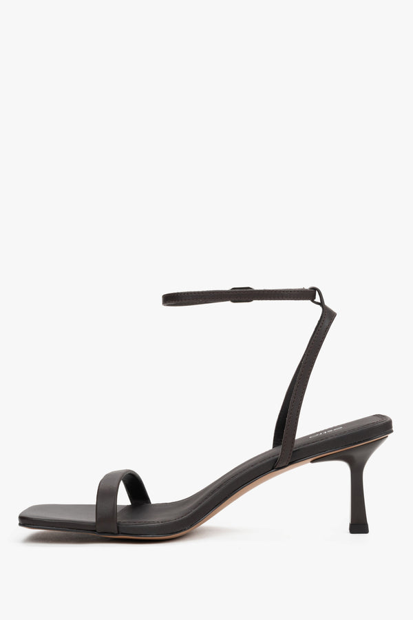 Women's brown leather sandals with square toe and buckle fastening