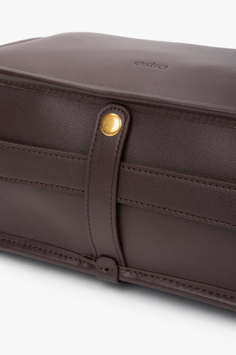 Leather dark brown women’s handbag with a wide strap from Estro.