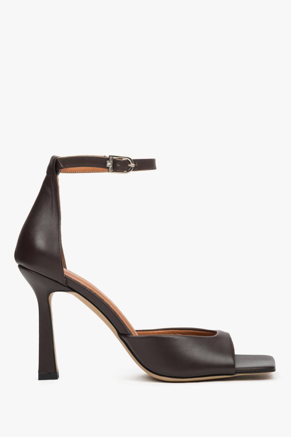 Dark brown women’s genuine leather sandals featuring an architectural silhouette and a stable 10 cm flared heel.