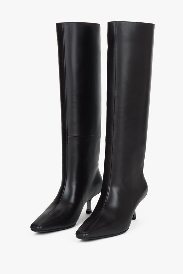 Estro women’s knee-high boots, dark brown, with an elastic shaft on a low funnel heel.
