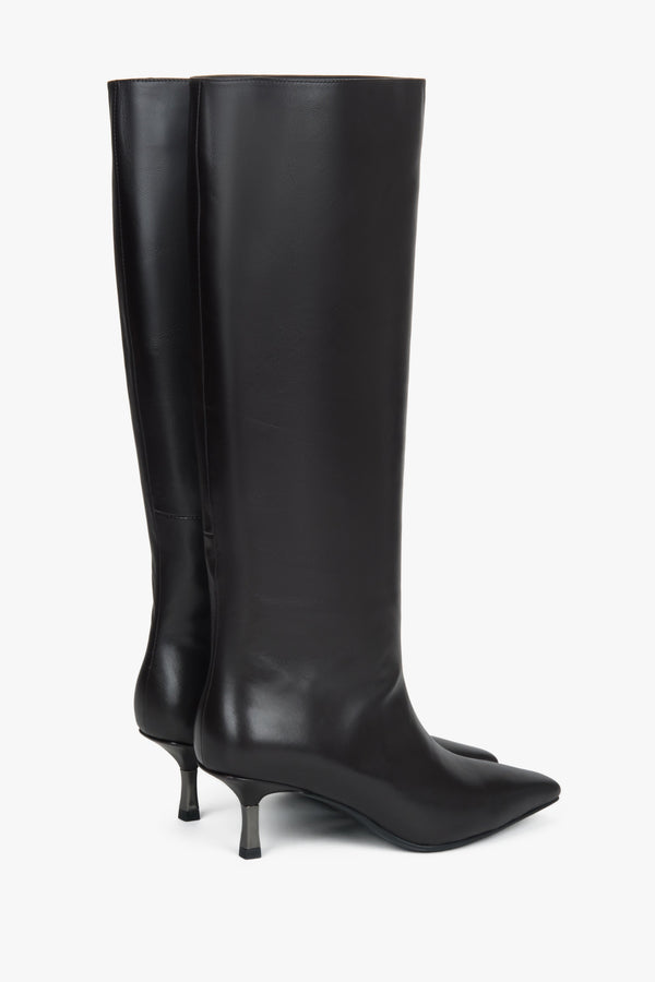 On a low funnel heel, dark brown women’s knee-high boots with an elastic shaft Estro.