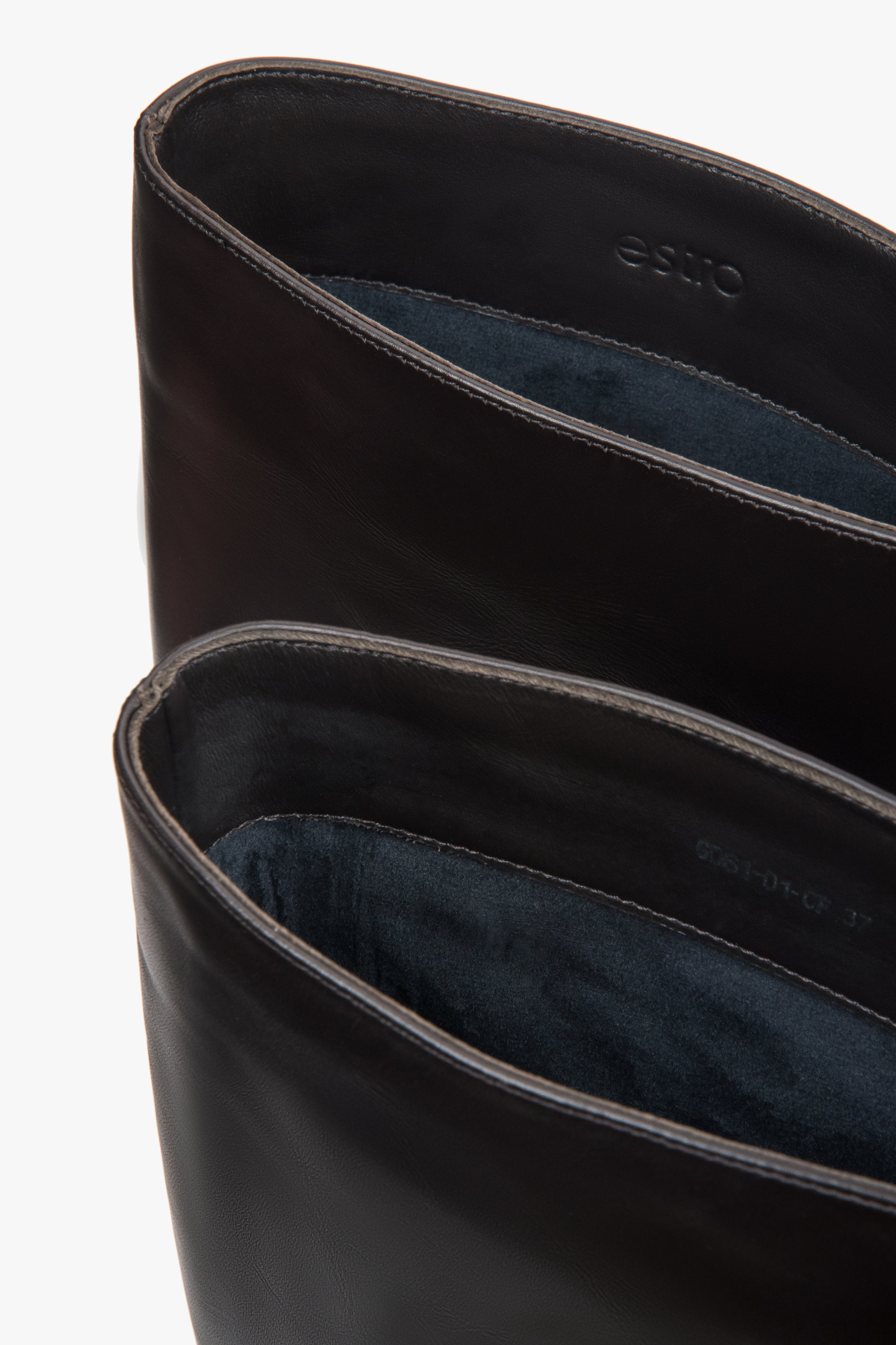 With an elastic shaft, dark brown women’s knee-high boots on a low funnel heel Estro.