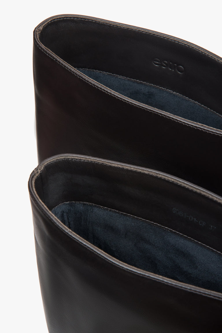 With an elastic shaft, dark brown women’s knee-high boots on a low funnel heel Estro.