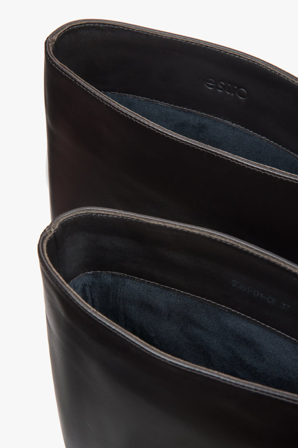With an elastic shaft, dark brown women’s knee-high boots on a low funnel heel Estro.