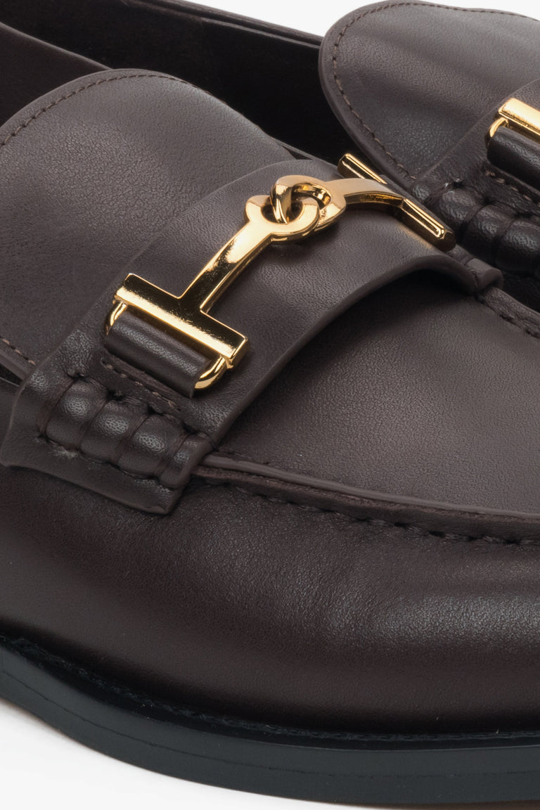 Made of genuine leather, dark brown women’s loafers with a decorative buckle Estro.