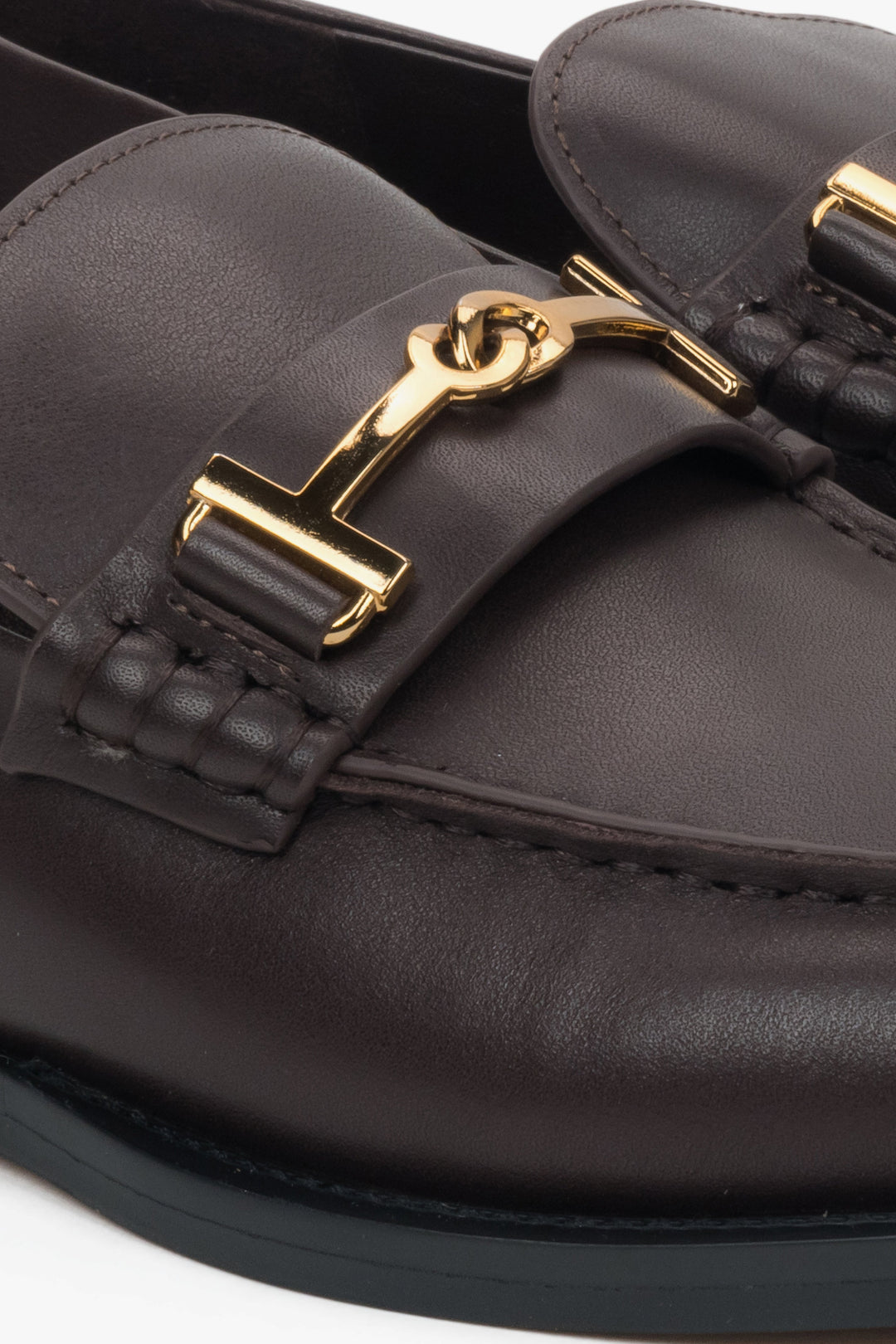 Made of genuine leather, dark brown women’s loafers with a decorative buckle Estro.