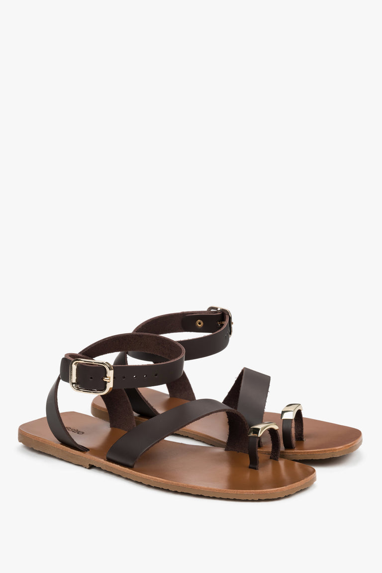 Estro – women’s brown leather sandals with a decorative toe ring.