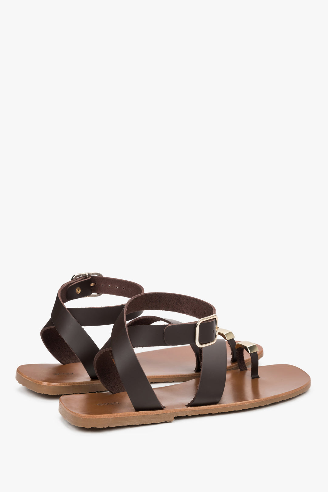 Women’s brown sandals made of genuine leather with a decorative toe ring by Estro.