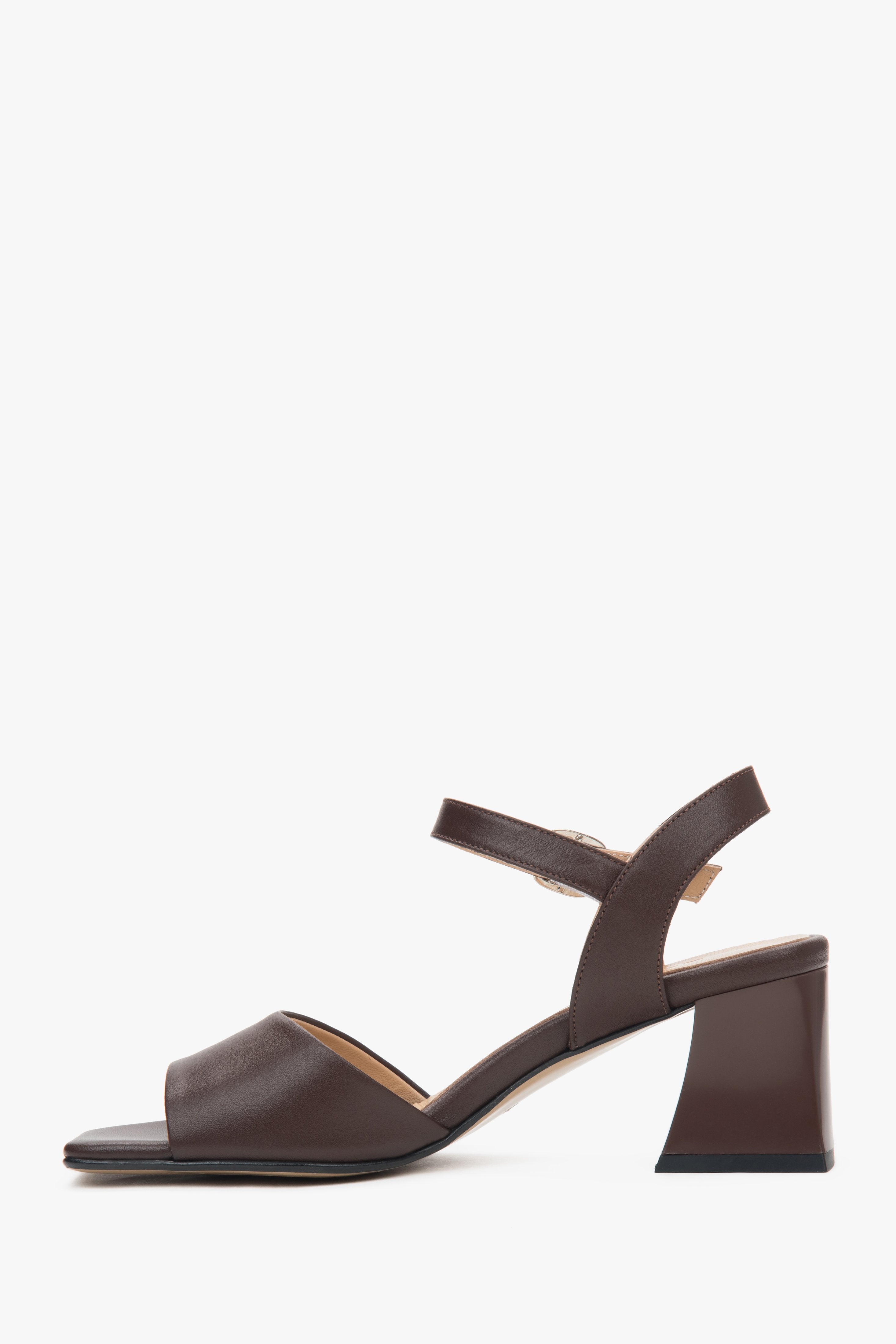 Dark brown women’s Estro leather block-heel sandals with an adjustable buckle.