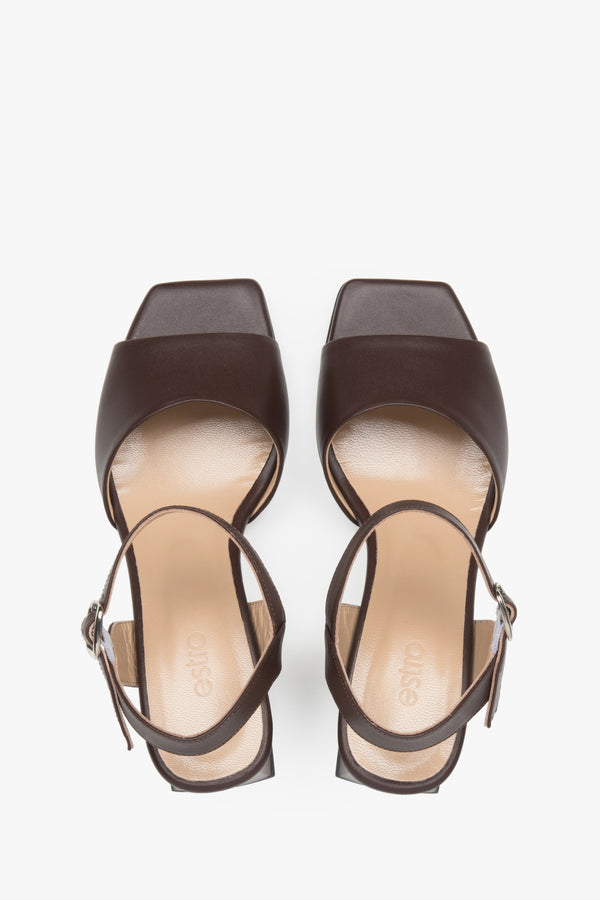 Women’s dark brown Estro leather block-heel sandals with an adjustable buckle.