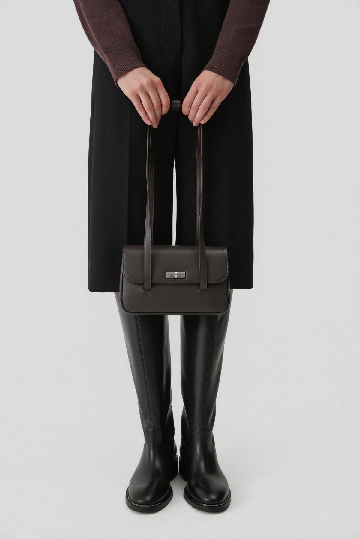 Women's dark brown leather shoulder bag with long handles and silver-tone hardware Estro.