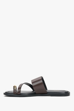 Slip-on women’s mules showcasing a flat, flexible TPU sole and precise finishing of the leather insole.