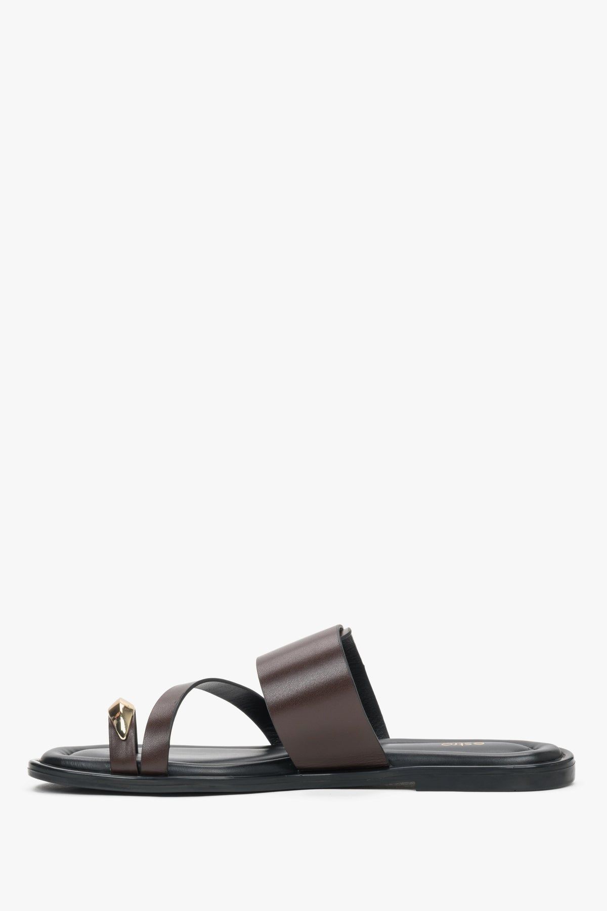 Slip-on women’s mules showcasing a flat, flexible TPU sole and precise finishing of the leather insole.