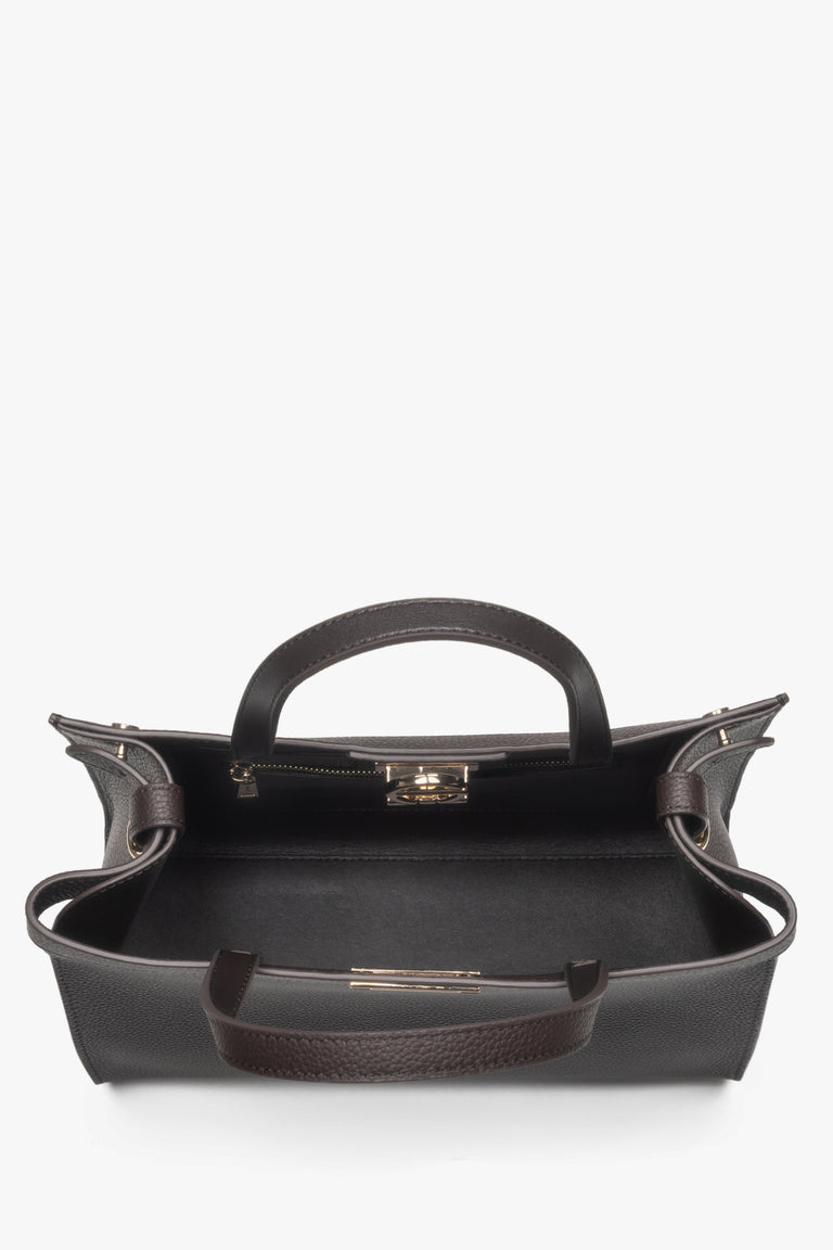 Versatile carrying options with a short handle and adjustable shoulder strap.