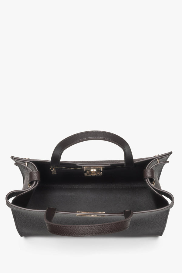 Versatile carrying options with a short handle and adjustable shoulder strap.