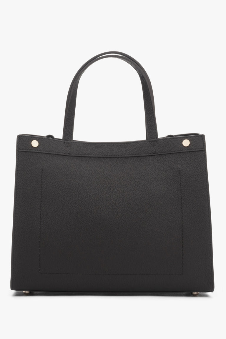 Compact yet functional interior with pockets for organized everyday essentials.