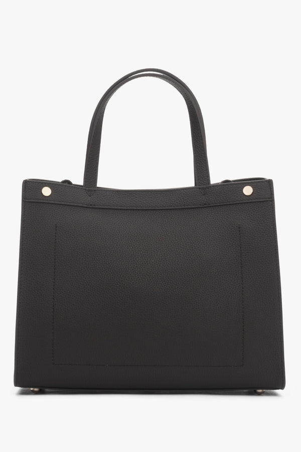 Compact yet functional interior with pockets for organized everyday essentials.