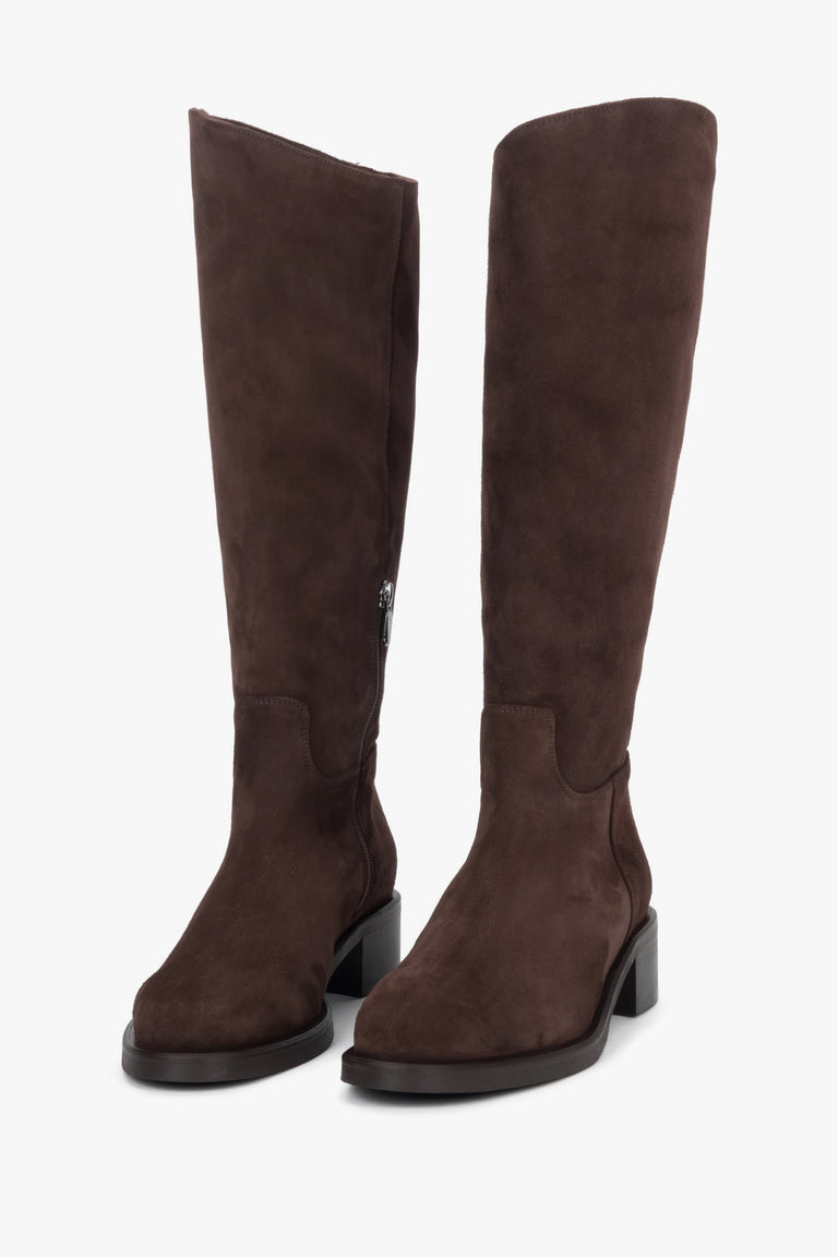 Estro women’s knee-high boots, dark brown, made of natural velour, with a low heel.
