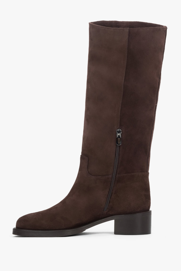 With a low heel, dark brown women’s knee-high boots made of natural velour Estro.