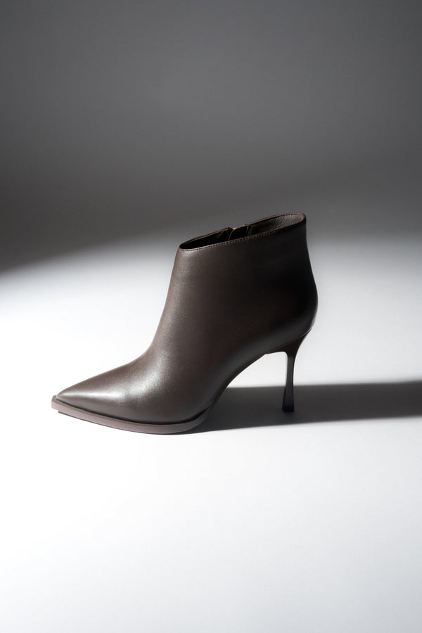 Low dark brown women’s high-heeled ankle boots in genuine leather with a pointed toe.