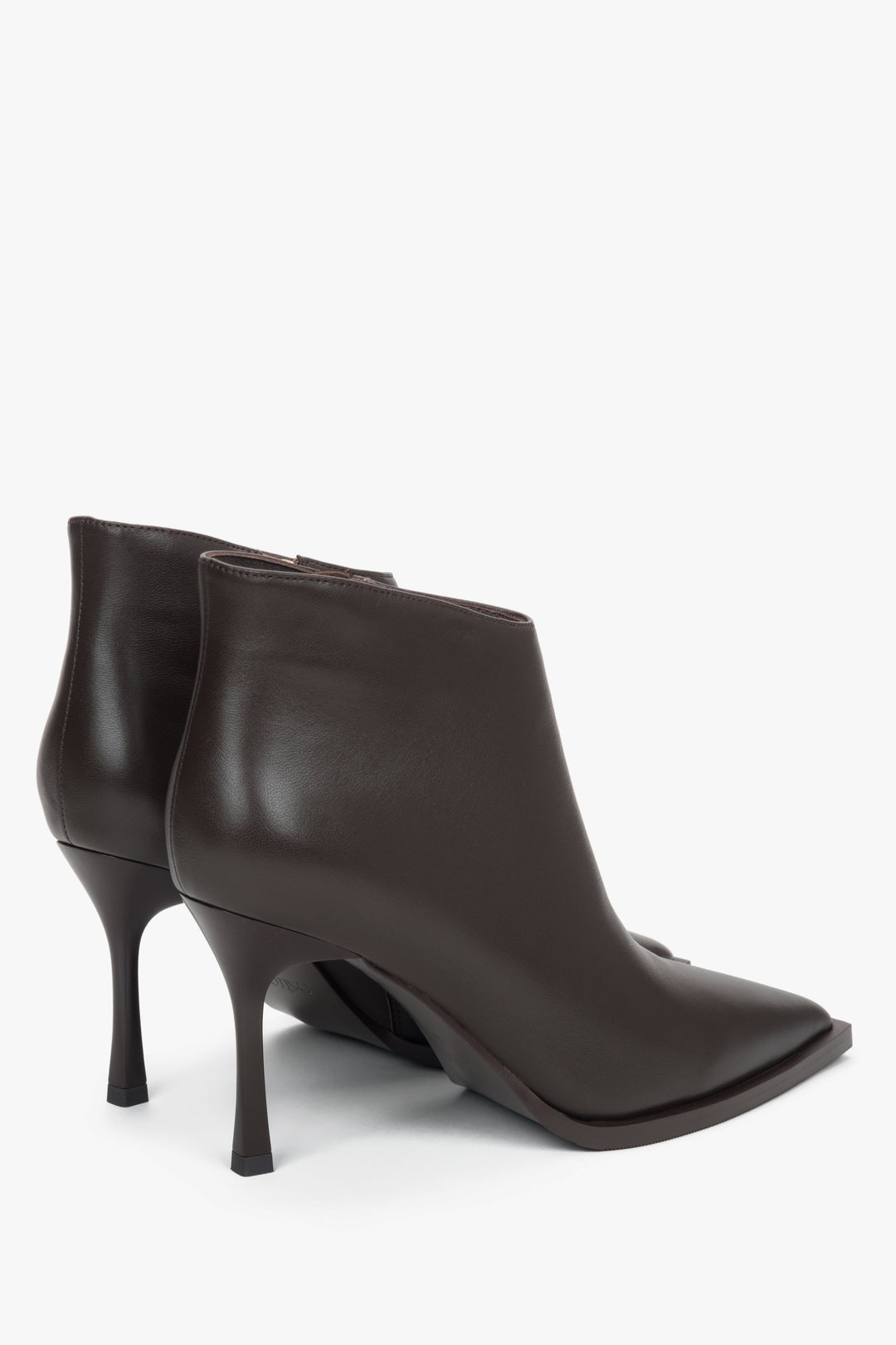On a high heel, low dark brown women’s ankle boots in genuine leather with a pointed toe Estro.