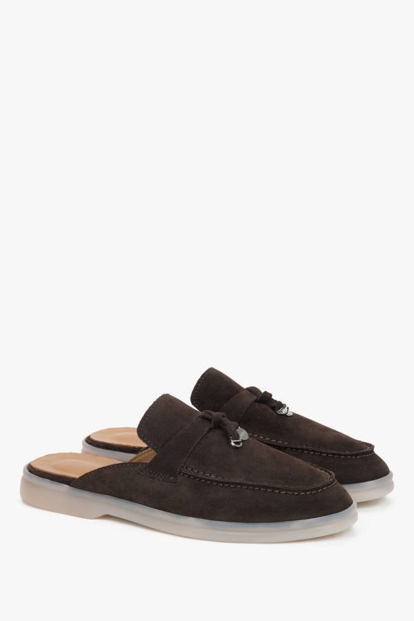 Dark brown women’s mules made of soft natural velour.
