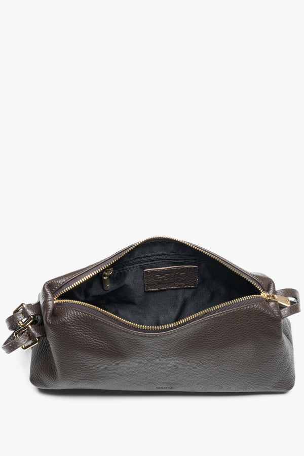 Oblong women's handbag in dark brown made of natural Italian pebbled leather.