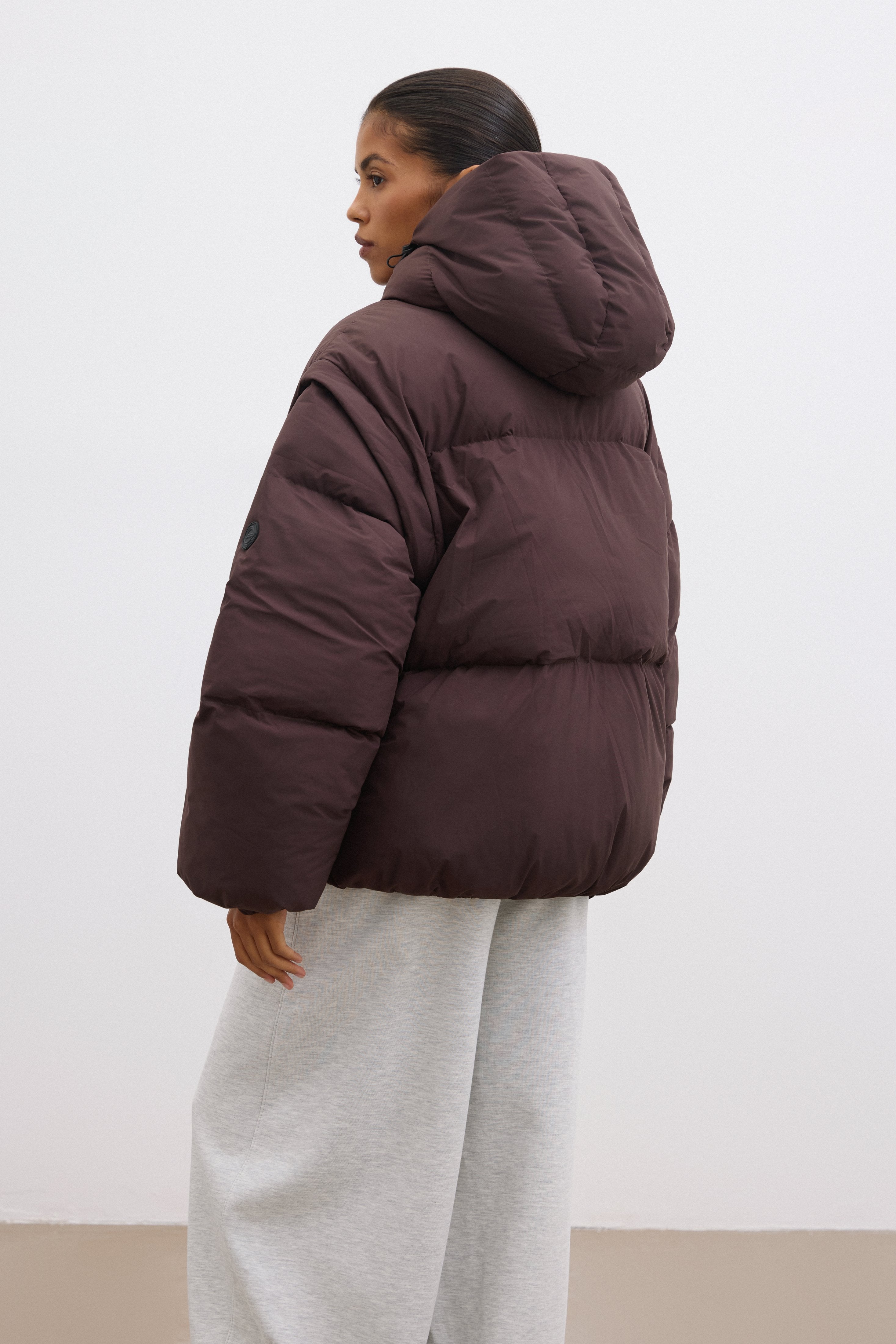 Estro – Dark Brown Women's Oversized Jacket with Detachable Sleeve Feature.