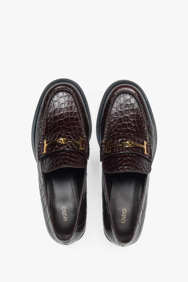 Women’s loafers Estro, dark brown, made of patent natural leather, with a decorative buckle.