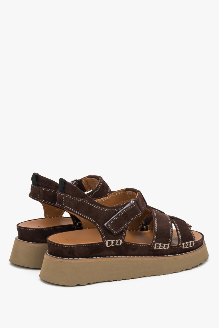 Dark brown women’s Estro platform sandals in natural velour.