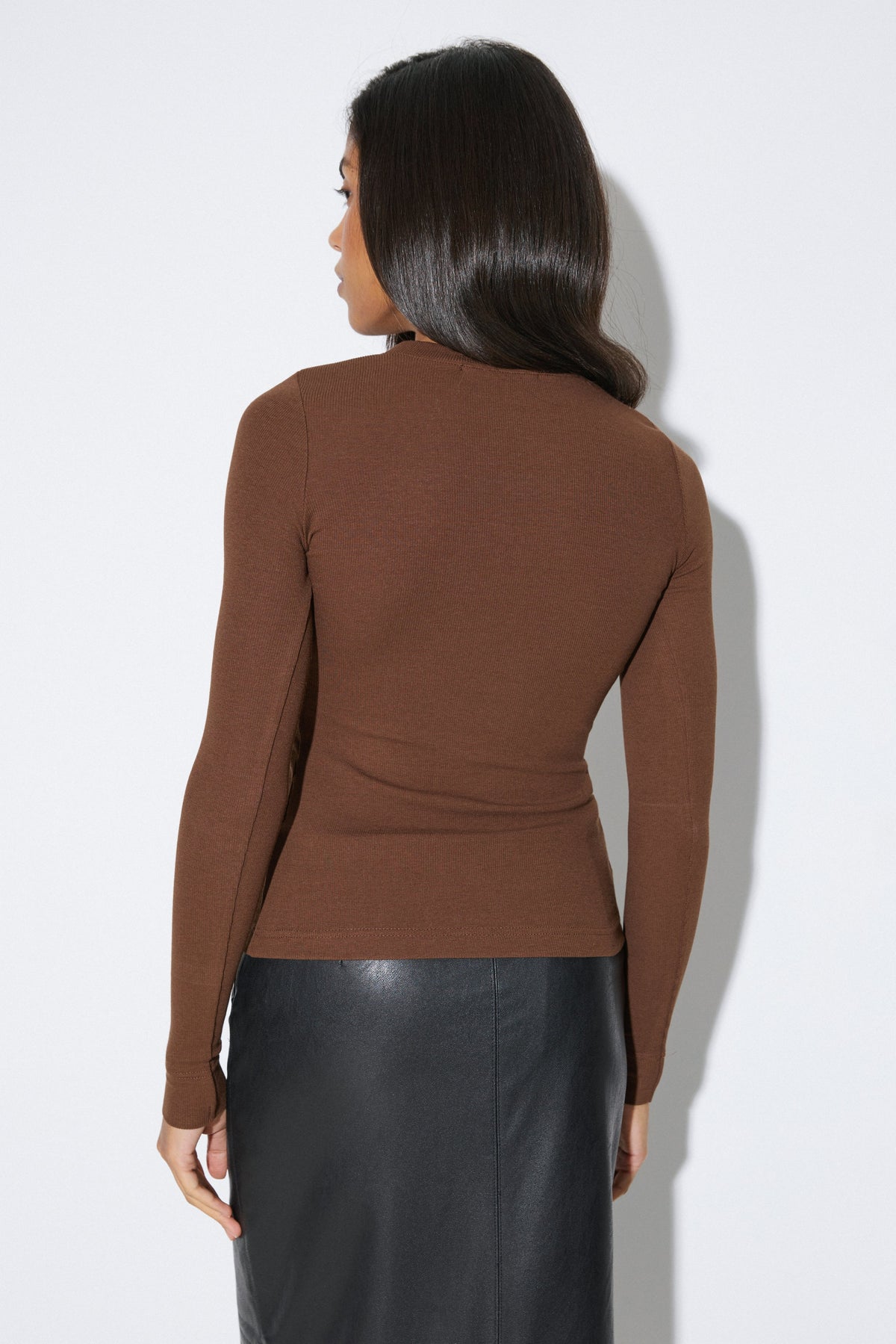 Fitted dark brown ribbed women's long-sleeve top in cotton and viscose by Estro Club.