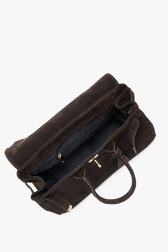 Spacious and practical interior with one main compartment and two inner pockets, designed to keep your essentials organized and within easy reach.