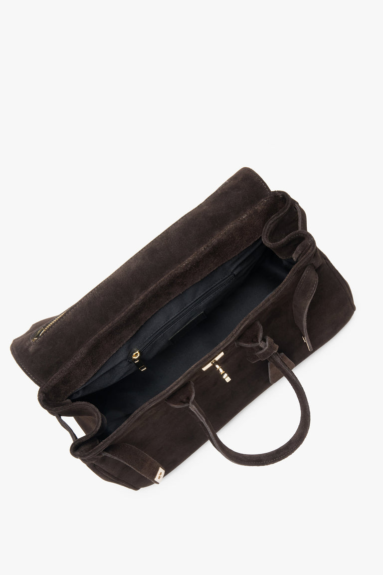 Spacious and practical interior with one main compartment and two inner pockets, designed to keep your essentials organized and within easy reach.