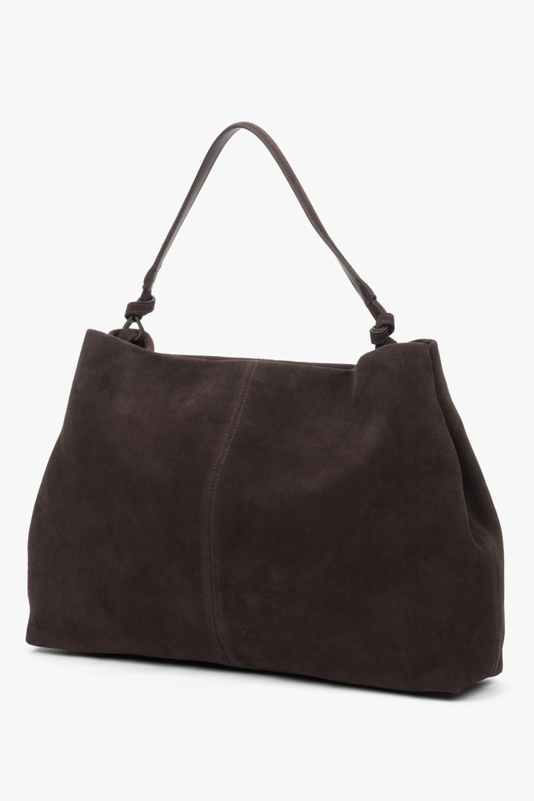 Elegant dark brown shopper bag in velour with sturdy handles, ideal for everyday use.